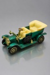COLECIONISMO, uma (1) miniatura de automóvel antigo TINTOYS, modelo W.T. 232  1912 PACKARD LANDAULET, em metal fundido, na cor verde metálica, com detalhes plásticos dourados, bancos em tom creme e rodas raiadas. Modelo vintage de coleção, apresentando sinais de uso e desgastes no acabamento, medindo 3x8x3,5cm.