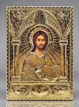ARTE SACRA, um (1) ícone religioso representando Cristo Pantocrator, em relevo de prata 925 (Argento 925), marca C.Quattro, esmaltada em vermeil e imagem policromada de Cristo ao centro, segurando livro sagrado. Peça ricamente trabalhada com motivos arquitetônicos e ornamentais em relevo. Verso com etiqueta de identificação C.Quattro  Argento 925. Pequena falha na parte superior direita, medindo 22x16cm.