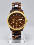 RELÓGIO, um (1) relógio da marca MICHAEL KORS, modelo MK-5038, com caixa e pulseira em material sintético imitando casco de tartaruga, detalhes em metal dourado, mostrador marrom com marcadores aplicados com cristais, três submostradores e ponteiros dourados. Fundo em aço, não testado e sem garantia de funcionamento, caixa medindo 3,5cm de diâmetro.