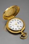 RELÓGIO, um (1) relógio de bolso da marca TECHNOS, mecanismo quartz, caixa em metal dourado com tampa frontal articulada, mostrador branco com algarismos arábicos pretos, ponteiros dourados e calendário. Verso com decoração em relevo, medalhão central prateado e reserva em formato de escudo. Coroa com argola para corrente, não testado e sem garantia de funcionamento, caixa medindo 5cm.