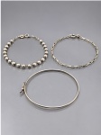 JOIAS, três (3) peças, sendo 2 pulseiras e 1 bracelete em PRATA DE LEI, sendo: A) 1 pulseira com esferas polidas, fecho tipo boia, medindo 19cm, B) 1 pulseira de elos retangulares, medindo 18,5cm e C) 1 bracelete rígido liso, medindo 5,5x5cm e peso total 6,8g.