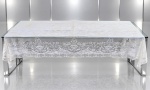 CAMA, MESA & BANHO, uma (1) toalha de mesa de jantar, confeccionada em rica renda floral na tonalidade branca, apresentando manchas de guardado, no estado, medindo 305x180cm.