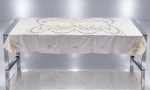 CAMA, MESA & BANHO, uma (1) toalha de mesa de jantar da ILHA DA MADEIRA, confeccionada em linho na tonalidade bege/branco, bordado em rechilieu em tom cinza, apresenta marcas de guardado, vide foto, acompanha 10 guardanapos, medindo 40x40cm e toalha 240x160cm.