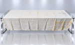 CAMA, MESA & BANHO, um (1) lençol para cama de casal confeccionado em linho na tonalidade branca, com bordado vegetalista na tonalidade azul e geométricos, apresenta manchas, vendido no estado da foto, medindo 224x208cm. 