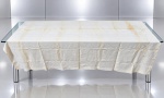 CAMA, MESA & BANHO, um (1) lençol para cama de casal confeccionado em linho na tonalidade branca, com bordado vegetalista em vazados com iniciais, apresenta marcas do tempo, vendido no estado, medindo 215x210cm. 