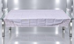 CAMA, MESA & BANHO, uma (1) toalha de mesa confeccionada em tecido na tonalidade rosa com bordado floral em vazados e borda em ondulações, apresentando manchas, vide foto, medindo 188x140cm. 