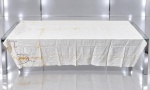 CAMA, MESA & BANHO, um (1) lençol para cama de casal confeccionado em linho na tonalidade branca, com bordado vegetalista em vazados, apresenta marcas do tempo, vendido no estado, medindo 224x208cm.