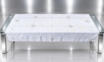 CAMA, MESA & BANHO, uma (1) toalha de mesa retangular confeccionada em linho na tonalidade branca com bordado geométrico em tom bege e vazados, manchada, vide foto, no estado, medindo 170x143cm. 