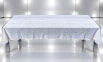 CAMA, MESA & BANHO, uma (1) toalha de mesa de jantar confeccionada em renda industrial na tonalidade branca com elementos florais em vazados, medindo 300x180cm.  
