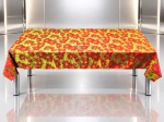 CAMA, MESA & BANHO, uma (1) toalha de mesa retangular confeccionada em tecido polyester na tonalidade vermelha, decorada por folhas de parreira na tonalidade verde, medindo 284x158cm.