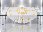 CAMA, MESA & BANHO, uma (1) toalha de mesa oval confeccionada em tecido na tonalidade branca com bordado floral em policromia, acompanha 5 guardanapos, toalha medindo 165x153cm e guardanapos 37x41cm, marcas de guardado. 