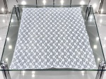 CAMA, MESA & BANHO, uma (1) toalha de mesa retangular confeccionado em tecido sintético na tonalidade branca com decoração floral em fios prateados, medindo 176x136cm, pequeno furo e manchas. Necessita fazer bainha.