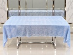 CAMA, MESA & BANHO, uma (1) toalha de mesa retangular confeccionada em tecido sintético na tonalidade cinza, decorada por elementos florais em fios prateados, necessita fazer bainha, possui furos e manchas, medindo 330x152cm.