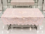 CAMA, MESA & BANHO, uma (1) toalha de mesa retangular confeccionada em tecido na tonalidade rosa, com rico trabalho rendado em elementos florais vazados, apresentando manchas, no estado da foto, medindo 187,5x168cm.