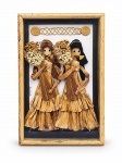 QUADRO, um (1) quadro decorativo de arte popular brasileira, confeccionado artesanalmente com palha e fibras vegetais, apresentando duas figuras femininas com vestidos longos e cabelos trançados, segurando buquês de flores. Composição em relevo, com detalhes ornamentais em trançado de palha, sobre fundo claro, emoldurada em madeira com acabamento em glitter dourado com falhas na madeira, medindo 46x30cm.