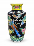 COMPANHIA DAS INDIAS, Familía Negra, um (1) vaso confeccionado em porcelana na tonalidade branca, esmaltada na tonalidade preta e amarela, decorado por elementos florais, faisões e folhagens em policromia, marcado na base, falha na vitrificação na borda, medindo 30,5cm de altura.