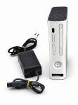 VIDEO-GAME, um (1) console Microsoft Xbox 360, modelo branco, acompanhado de fonte de alimentação e cabos. Apresenta conexões traseiras HDMI, AV e rede. Console e acessórios com sinais de uso, marcas e desgaste compatíveis com o tempo. Sem controle, funcionando, sem garantias futuras.