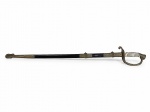 MILITARIA, uma (1) espada de sabre de oficial da Marinha, com lâmina em aço apresentando gravações decorativas, guarda e pomo em metal dourado trabalhado, empunhadura clara em material sintético canelada e bainha em couro preto com guarnições metálicas. Apresenta inscrições/marcações, apresentando marcas do tempo e desgastes, lâmina marcado SOLINGEN, gravado A.C.R., medindo 95,5cm de comprimento.