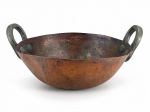 COBRE, um (1) tacho confeccionado em cobre, alças laterais em bronze com patina acizentada, apresenta mossas, no estado, medindo 20x44,5cm.