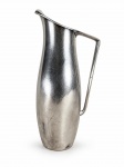 METAL PRATEADO, uma (1) jarra confeccionada em metal espessurado a prata da manufatura WOLFF, corpo bojudo e liso, com borda em recorte, apresentando quebra e mossas, no estado, medindo 26cm de altura.