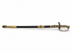 MILITARIA, uma (1) espada de sabre de oficial da Marinha, com lâmina em aço apresentando gravações decorativas, guarda e pomo em metal dourado trabalhado, empunhadura clara em material sintético canelada e bainha em couro preto com guarnições metálicas. Apresenta inscrições/marcações, apresentando marcas do tempo e desgastes, lâmina marcado SOLINGEN, gravações para ERNANI, medindo 94cm de comprimento.