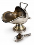 METAL PRATEADO, um (1) açucareiro de torrões confeccionado em metal espesurado a prata, borda em perolados, cinzelado floral, base cônica e escalonada, falhas na prateação, medindo 9,5x10x7cm;