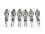 METAL PRATEADO, seis (6) espetos para espiga de milho confeccionados em metal espessurado a prata, cabo imitando espiga e dois espetos para fixação, medindo 7cm.