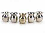METAL PRATEADO, cinco (5) pequenos vasos confeccionados em metal espessurado a prata da manufatura NASSA PRATA 90, corpo balaustre, alguns com falhas na prateação, medindo 5x4cm.