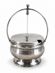 METAL PRATEADO, uma (1) queijeira confeccionada em metal espessurado a prata da manufatura BEL PRATA, corpo bojudo e base circular, movimento articulável, e recipiente interno em plástico, medindo 15x10cm.