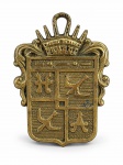 COLECIONISMO, um (1) brasão decorativo em bronze, alusivo às Quatro Repúblicas Marítimas italianas  Veneza, Gênova, Amalfi e Pisa, em formato de escudo heráldico dividido em quatro campos, encimado por coroa e com símbolos em relevo. Possui argola superior para suspensão, medindo 9x6,5cm.