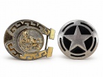 METAL PRATEADO, duas (2) fivelas de cinto decorativas, em metal prateado, sendo: A) uma em formato de ferradura, com detalhes dourados e cena em relevo de inspiração equestre, medindo 8,5x7cm e B) uma circular, vazada, com estrela de cinco pontas ao centro, medindo 7cm. Apresentam sinais de uso e pátina. Peças no estado.