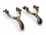 METAL PRATEADO, par (2) de esporas em metal espessurado a prata, com cinzelado de perolados e rosetas dentadas em formato de estrela. Apresentam sinais de uso e oxidações, medindo 18,5x12cm.