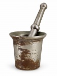 BRONZE, um (1) almofariz confeccionado em bronze com banho de prata, apresentando sinais de oxidação e falhas na prateação, acompanha soquete, medindo 10x11cm e soquete 20,5cm de comprimento.