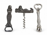 METAL PRATEADO, três (3) utensílios para bar, sendo: dois (2) abridores de garrafa, um deles decorado com figura de sereia e 1 com pé de cavalo, medindo 13,5cm e B) um (1) saca-rolhas com figura de sereia em relevo, medindo 10cm, apresenta desgastes e sinais de uso.