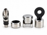 METAL PRATEADO, quatro (4) acessórios para vinho, em metal cromado e detalhes em material preto, sendo: A) um (1) bico dosador / corta-gotas; B) um (1) anel corta-gotas; C) um (1) tampa/fecho para garrafa de espumante; e D) um (1) tampão para garrafa. Apresentam sinais de uso. Peças no estado.