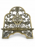 ARTE SACRA, um (1) porta bíblia confeccionado em bronze com rico cinzelado de elementos vegetalistas em vazados com recortes na borda, medindo 23,5x30,5cm aberto.
