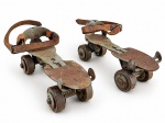 DIVERSOS, um (1) par de patins antigos de rodas, em estrutura metálica, com quatro rodas em cada peça, sistema ajustável e tiras de fixação em couro. Apresentam acentuados sinais de uso, oxidação e desgaste compatíveis com a idade. Peças no estado, medindo 22,5x9cm.