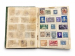 FILATELIA, um (1) álbum contendo 24 páginas repletas de selos postais de diversos países, modelos, épocas e valores. Álbum e folhas apresentando rasgos, manchas, desgastes e marcas do tempo. Peça no estado