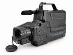 FOTOGRAFIA, um (1) conjunto de filmadora PANASONIC OMNIMOVIE VHS HQ, com câmera de vídeo portátil, lente com foco manual/automático e microfone superior, acompanhada de maleta rígida, duas baterias Panasonic 12V, carregador/fonte, flash Phoenix, acessório High-Speed Shutter / Flying Base Head e demais componentes conforme fotos. Apresenta sinais de uso e desgastes compatíveis com a idade. Funcionamento não testado e sem garantia de funcionamento. Conjunto no estado da foto.