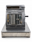 COLECIONISMO, uma (1) máquina registradora antiga SWEDA, em aço inox, de funcionamento mecânico/manual, com teclado numérico, visor superior, manivela lateral e gaveta porta-cédulas/moedas compartimentada. Apresenta sinais de uso, riscos, oxidação e desgastes compatíveis com a idade. Funcionamento não testado. Peça no estado, medindo 47x45x35 cm.