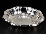 METAL PRATEADO, uma (1) fruteira confeccionada em metal espessurado a prata, cinzelada em gomos torcidos e borda em ondulações, apresenta falhas na prateação, medindo 4,5x25cm.