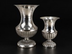 METAL PRATEADO, dois (2) vasos confeccionados em metal espessurado a prata da manufatura BRISTOL, corpo torneado em balaustre, cinzelado por caneluras e frisos horizontais, base circular, apresentando falhas na prateação, maior medindo 21x13cm (mossa na borda) e menor 15x10cm.