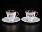 PORCELANA MAUÁ, duas (2) xícaras para café com seus respectivos pires confeccionadas em porcelana nacarada na tonalidade branca, interior, filetes e adornos em vasta douração e inscrições EU e VOCÊ, acondicionadas em caixa original com desgates, medindo 5x7x5,5cm.
