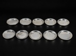 METAL PRATEADO, dez (10) porta copos confeccionados em metal espessurado a prata com borda cinzelada em caneluras, medindo 8,5cm de diâmetro.