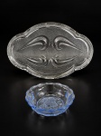 VIDROS, duas (2) peças, sendo: A) 1 travessa oval confeccionada em vidro translucido com moldagem texturizada, borda em recortes e volutas em relevo na base, medindo 31x20,5cm e B) 1 bowl confeccionado em vidro na tonalidade azul, decorada por flores e folhagens em satine, medindo 4x13cm.
