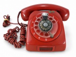 DIVERSOS, um (1) telefone de gancho da manufatura ERICSSON, de mesa, baquelite ou similar na cor vermelha, com disco giratório, monofone e fiação original aparente. Apresenta trava/fechadura no seletor, sinais de uso e desgastes compatíveis com a idade. Funcionamento não testado e sem garantia, medindo 11,5x22x19cm.