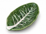 FAIANÇA, uma (1) fruteira no feitio de folha confeccionado em faiança vitrificada na tonalidade verde com veios esbranquiçados, apresenta bicado e sinais de craquele, vide foto, medindo 39x21cm.