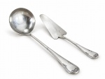 METAL PRATEADO, dois (2) talheres de servir, sendo 1 pá para bolo e 1 concha, confeccionados em metal espessurado a prata da manufatura FRACALANZA, cabo cinzelado por caneluras, folhagens e laçarote, apresentam sinais de uso.