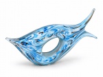 ESCULTURA, uma (1) escultura confeccionada em vidro de Murano representando peixe, nas tonalidades azul, branca e pó de ouro interno, medindo 18x32,5cm.