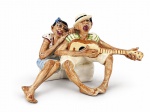 ESCULTURA, uma (1) escultura decorativa em cerâmica vitrificada e policromada, representando casal em cena musical, com figura masculina tocando violão e figura feminina apoiada ao seu lado. Modelagem de caráter popular e expressivo, apresenta bicados, sinais de craquele, medindo 15x23cm.